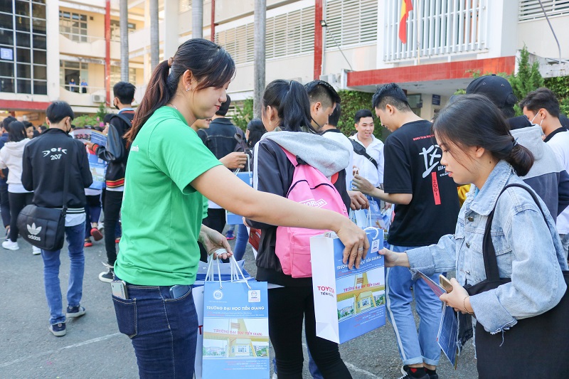 toyota-tien-giang-dong-hanh-cung-truong-dai-hoc-tien-giang-trong-ngay-hoi-tu-van-huong-nghiep-tuyen-sinh-nam-2019-06