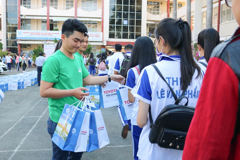 toyota-tien-giang-dong-hanh-cung-truong-dai-hoc-tien-giang-trong-ngay-hoi-tu-van-huong-nghiep-tuyen-sinh-nam-2019-09